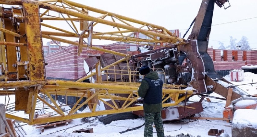 В Козьмодемьянске упал высотный кран с машинистом из Чебоксар внутри