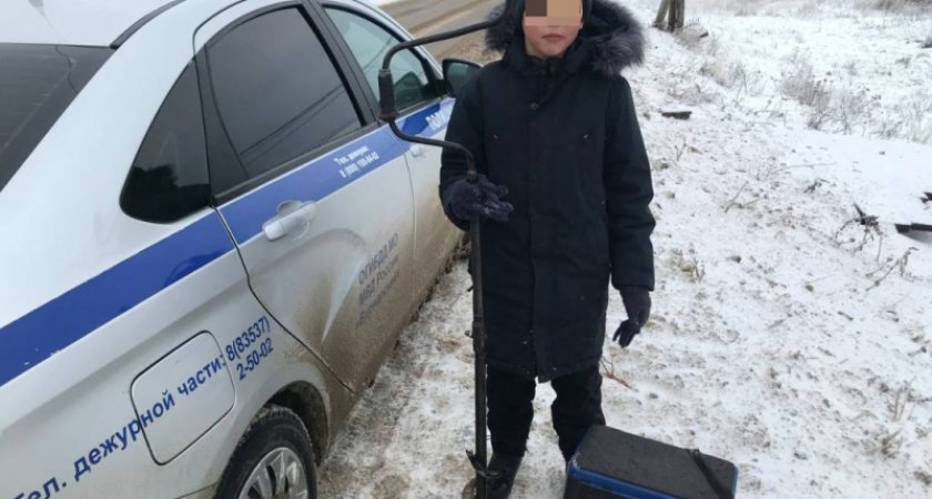 Школьник с буром возвращался домой в мороз с рыбалки, но его перехватили полицейские
