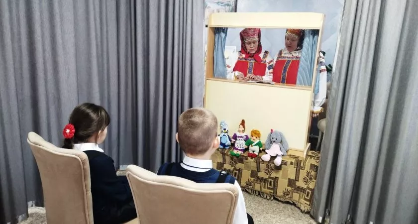 Фото к статье: В Чувашии бабушки в народных костюмах навещают детей-инвалидов и показывают сказки