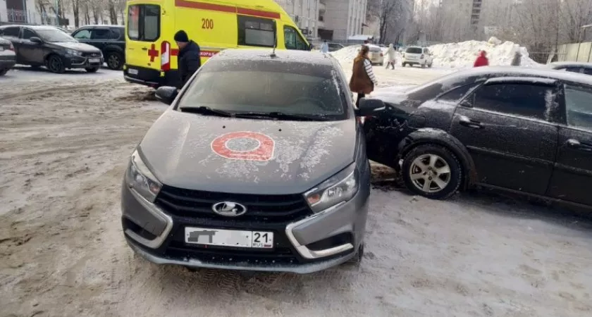 Фото к статье: На чебоксарца наехала его припаркованная "Лада Веста"