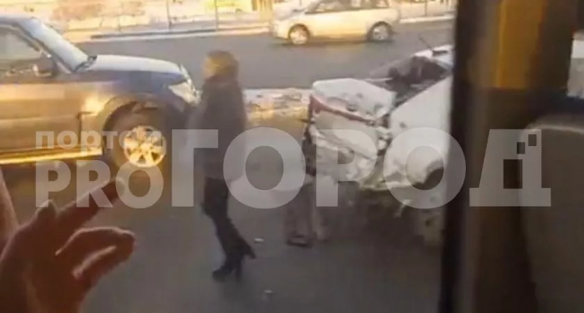 Фото к статье: В Чебоксарах на Московском мосту автобус врезался в легковушку