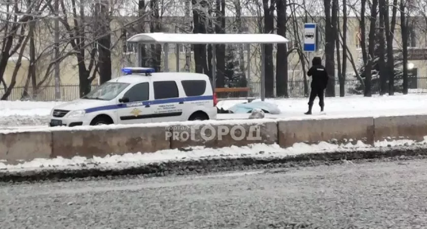 Фото к статье: В Чебоксарах на остановке нашли тело мужчины
