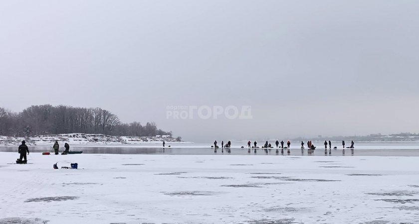 30 чувашских рыбаков отправились в плавание на большой льдине
