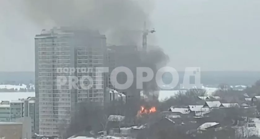 Фото к статье: В Чебоксарах за парком Победы горит дом