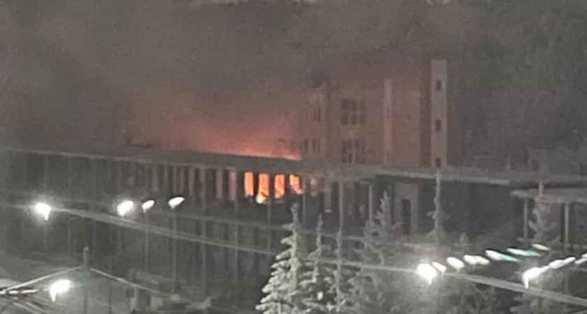 Фото к статье: Ночью в Чебоксарах около грязелечебницы вспыхнул пожар