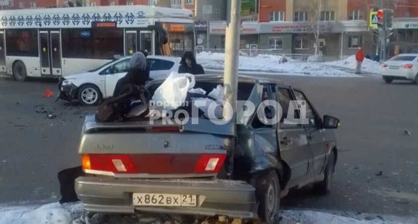 Фото к статье: В Чебоксарах на перекрестке столкнулись две легковушки: в одной из них сидел подросток