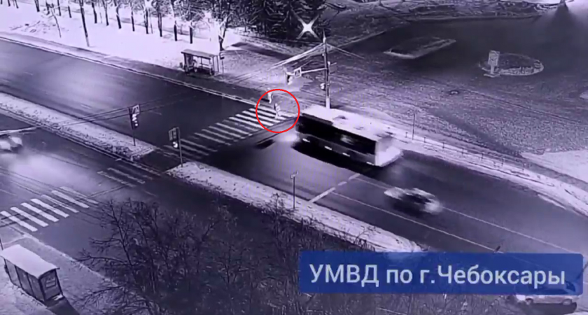Момент ДТП у Студгородка попал на камеру: мужчину сбил автобус