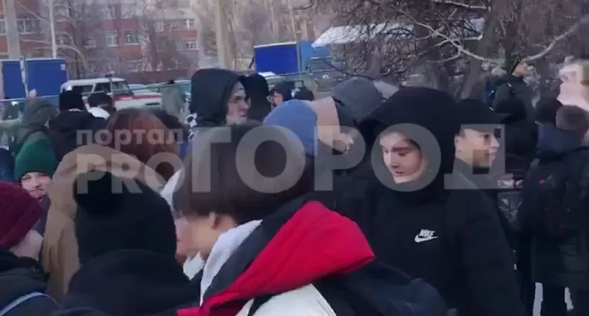 Фото к статье: В Новочебоксарске из нескольких школ эвакуируют детей и учителей