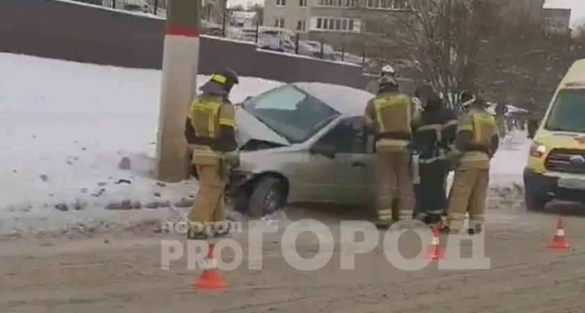 Фото к статье: В Юго-Западном районе Kalina влетела в столб