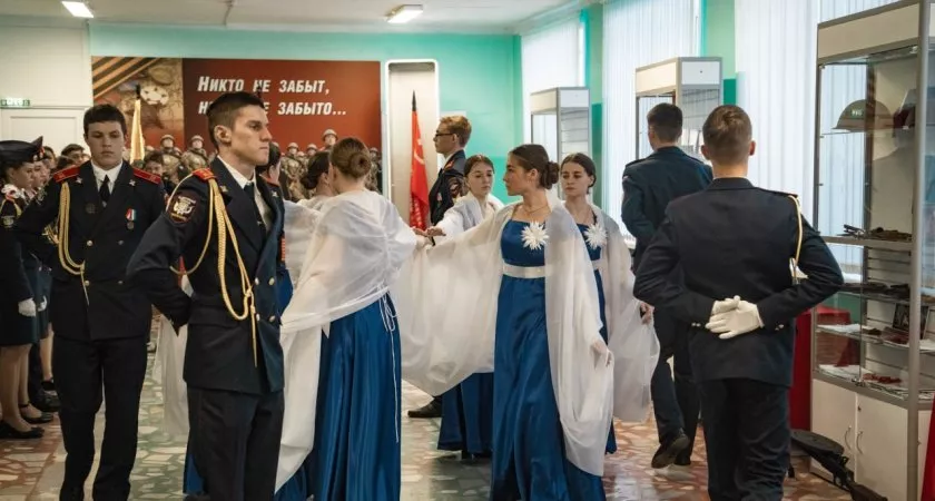 Фото к статье: В школах Чебоксар почтили память двух погибших Героев