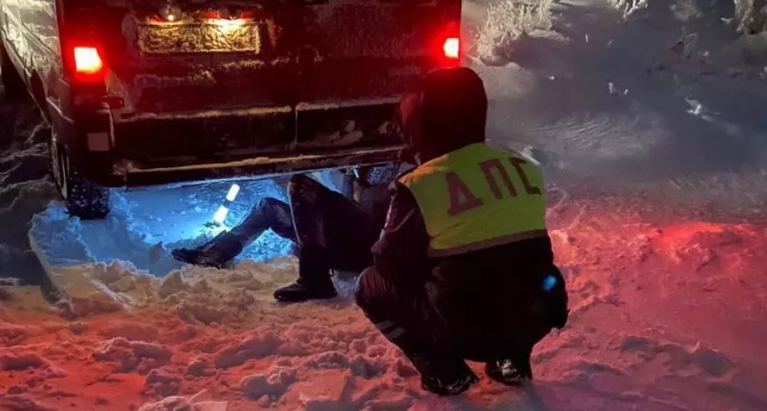 Фото к статье: Сотрудники ГИБДД помогли водителю, попавшему в снежный плен в Чувашии
