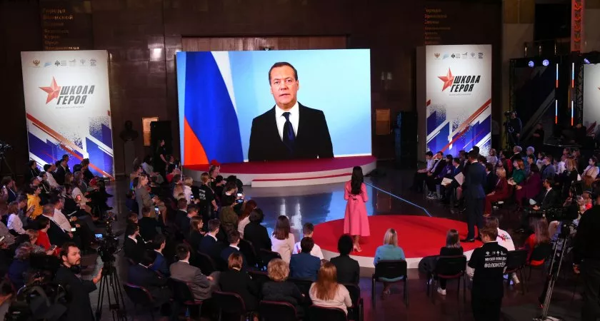 Фото к статье: «Единая Россия»: «Парты героев» появятся во всех регионах России