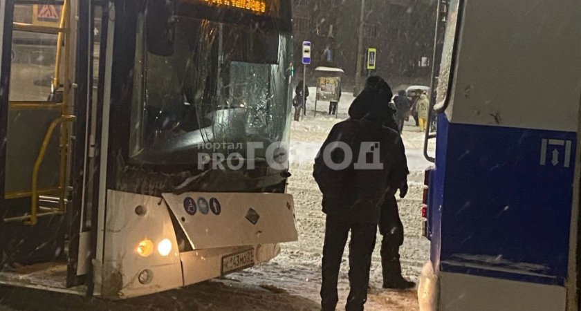 В Чебоксарах на остановке столкнулись троллейбус и автобус 