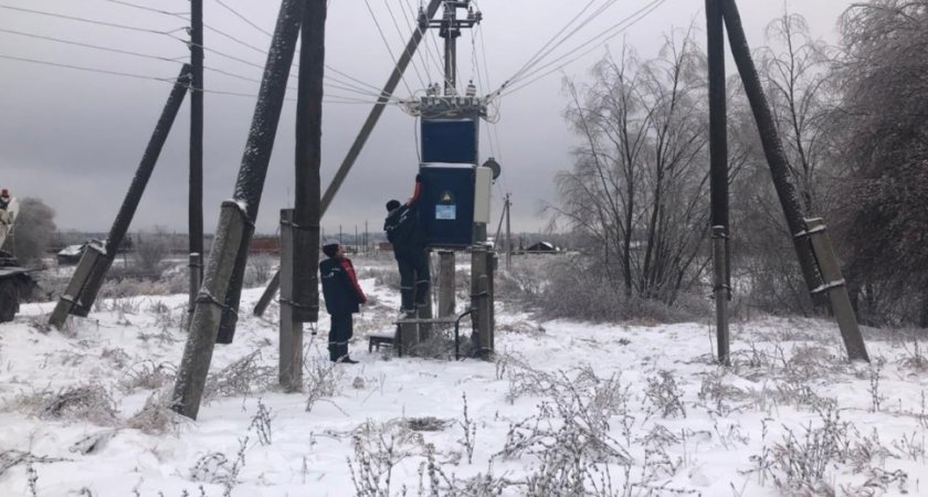 Спасать оставшихся без света жителей Чувашии приехали электрики из соседних регионов