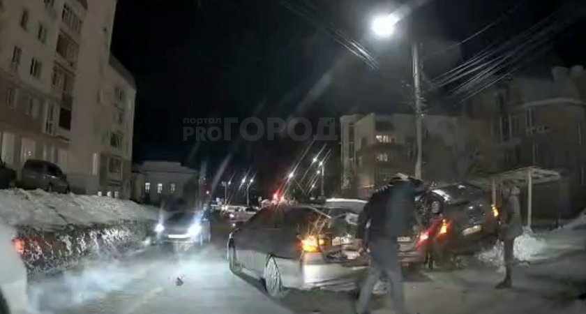 Появилось видео, как девушка на  Land Cruiser устроила массовое ДТП в Чебоксарах