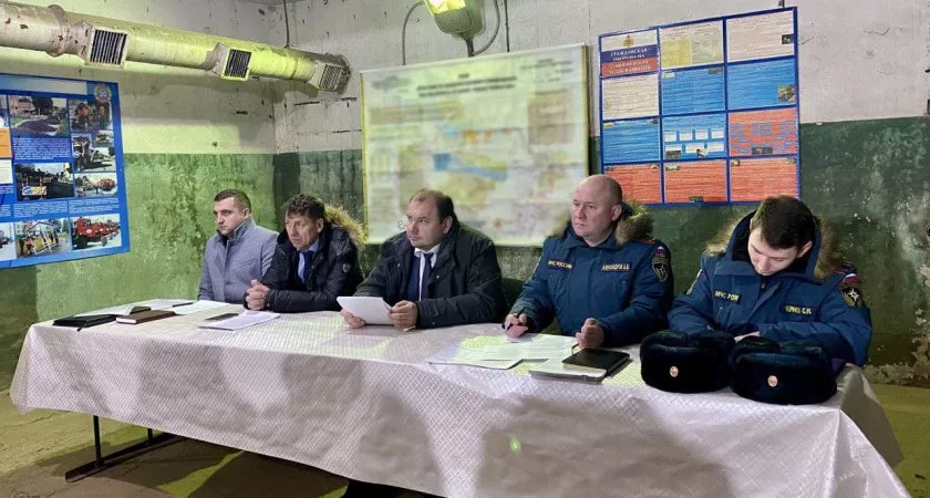 Фото к статье: Спирин устроил совещание в бомбоубежище: "Новый год все ближе"