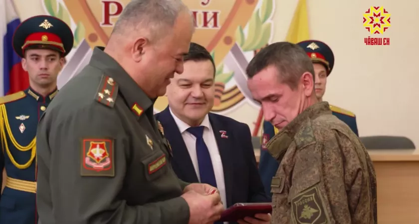 Фото к статье: В Чувашии наградили орденами Мужества двоих военных, которые вернулись с СВО