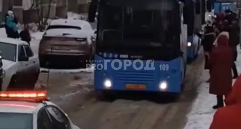 Фото к статье: В Ульяновске проводили мобилизованных из Чувашии на спецоперацию