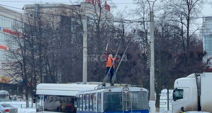 Троллейбус проезжал кольцо у "Мега Молл" и потерял часть "рогов"