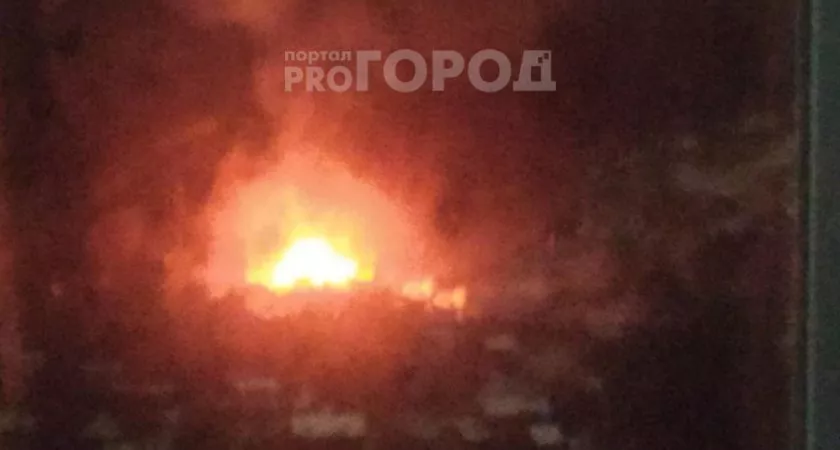 Фото к статье: Дачный дом полыхал в полночь в Чебоксарах