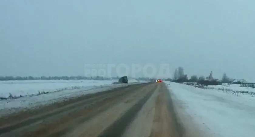 Фото к статье: Легковушку занесло на снежной дороге в Цивильском районе, и она перевернулась
