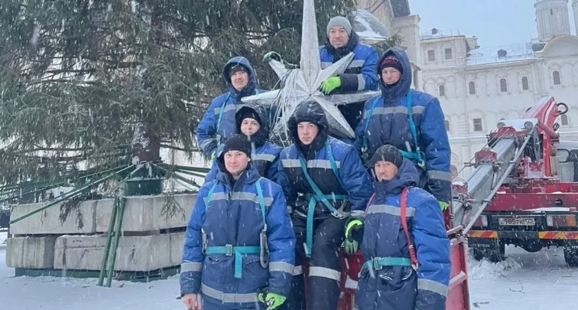 Фото к статье: Парни из Чувашии несколько лет спиливают и устанавливают возле Кремля главную елку страны