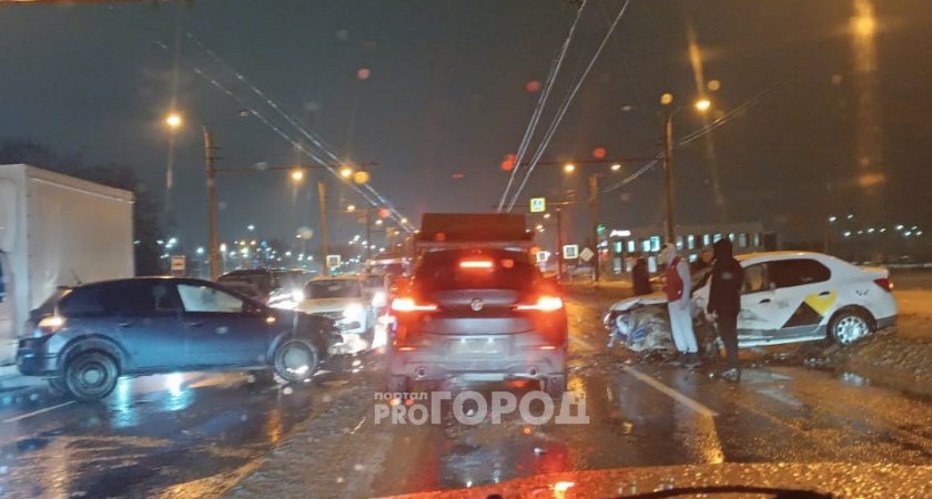 "Яндекс Такси" и Opel серьезно столкнулись на выезде в Новом Городе
