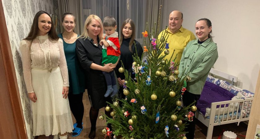 Семье мобилизованного помогли установить новогоднюю ель в квартире
