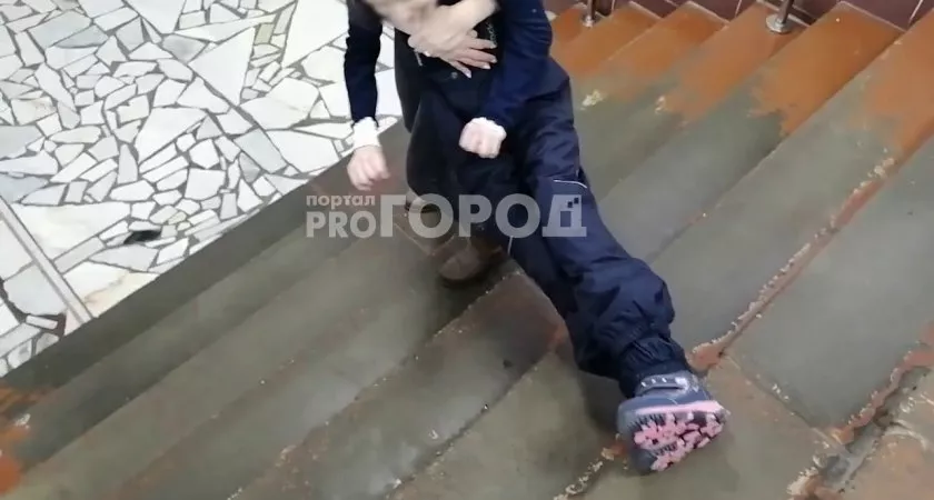 Фото к статье: В больнице ребенка-инвалида приходится волочь по лестнице: "В шоке от условий"