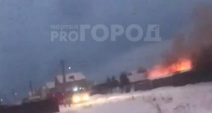 Фото к статье: Около Новочебоксарска полыхает частный дом
