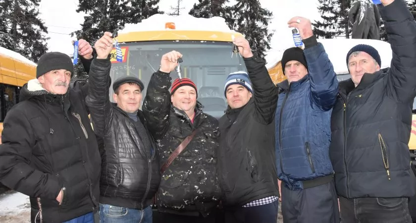 Фото к статье: 54 школы Чувашии получили новые автобусы в обмен на старые