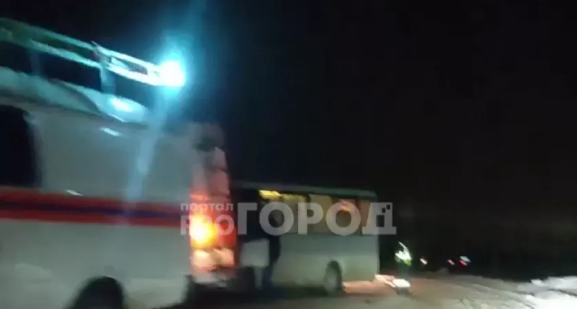 Фото к статье: Авария в Чебоксарском районе: легковушка врезалась в автобус