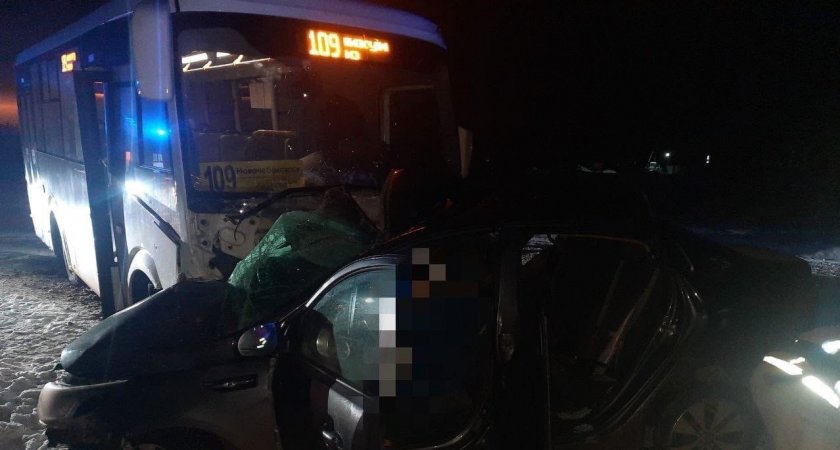 В Чувашии автобус с 15 пассажирами попал в аварию с легковушкой: погибли 2 человека