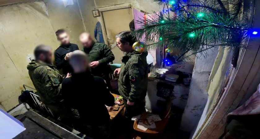 Доброволец Шакеев встретил Новый год на СВО за праздничным столом и выступлением Путина