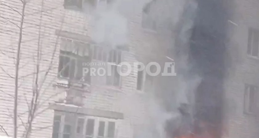 В Чебоксарах горит общежитие: “Прыгать кто-то собирается”