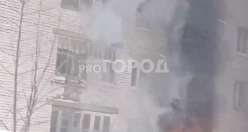 Фото к статье: В Чебоксарах горит общежитие: “Прыгать кто-то собирается”