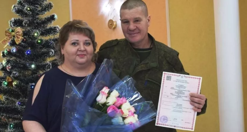 Фото к статье: Первую в 2023 свадьбу в Алатыре сыграл мобилизованный со своей избранницей