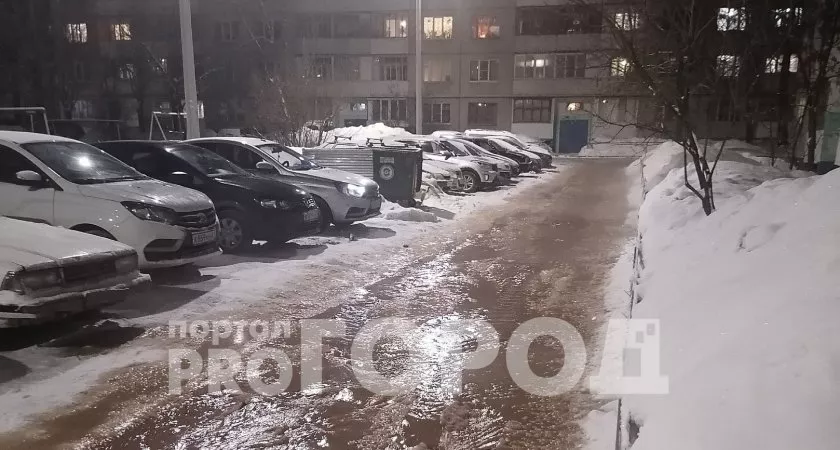 Фото к статье: В Чебоксарах водой топит дворы: "Течет откуда-то сверху, может, уже остыла"