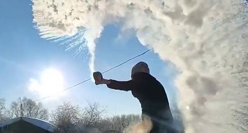 Жители Чувашии устроили челлендж с горячей водой на морозе: 16 эффектных видео