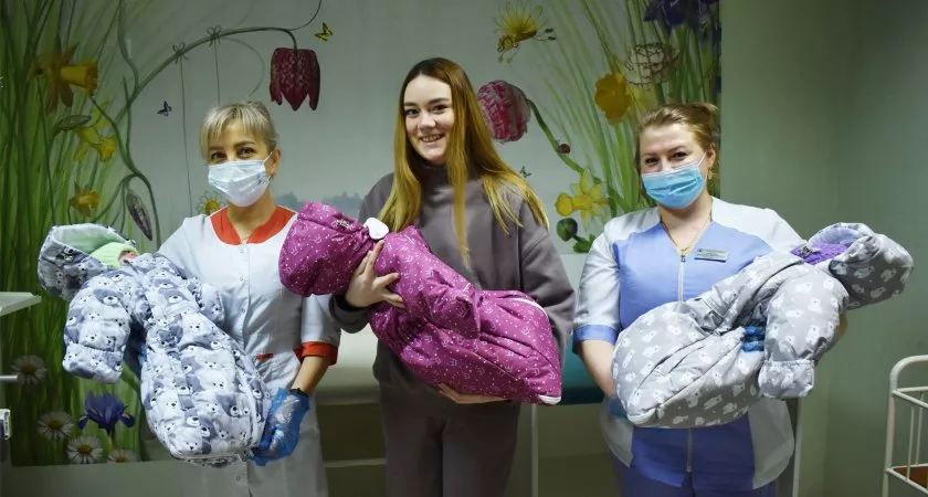 Фото к статье: В Чебоксарах выходили тройняшек, которые родились со средним весом 900 грамм