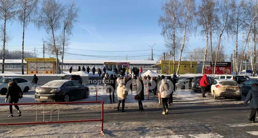 Фото к статье: Из "МТВ-центра" под звуки сирен вывели людей: "Внимание, произошла чрезвычайная ситуация"
