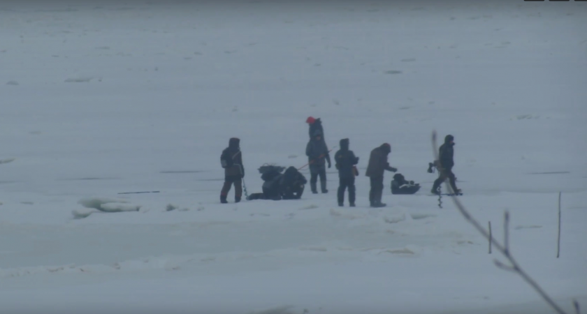 В Новочебоксарске десятки рыбаков с эхолотами бурят лед в поисках пропавшего мужчины
