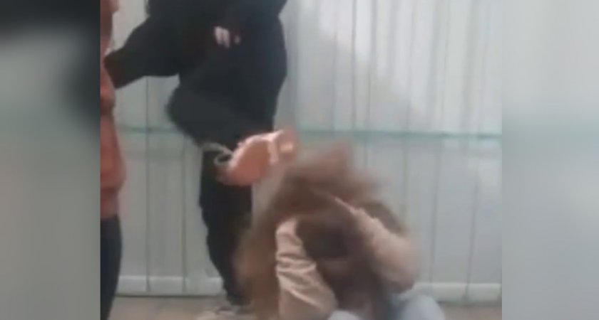Чебоксарка избила на камеру московскую школьницу и попала в интернет