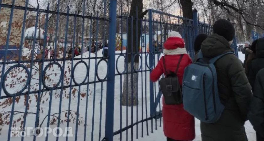 Фото к статье: В Чебоксарах эвакуировали школы, учеников отправляют на дистант
