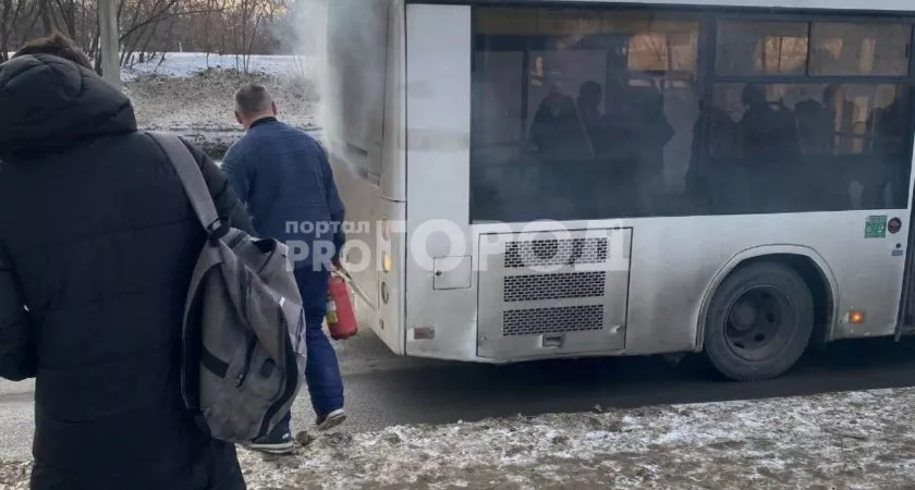 Фото к статье: В Чебоксарах на ходу задымился автобус с людьми