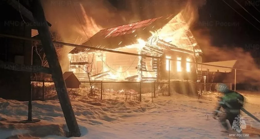 Фото к статье: В Ибресинском районе загорелся жилой дом: один человек погиб