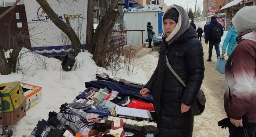 Фото к статье: Чебоксарские бабушки продают на морозе носки, но их гоняют чиновники