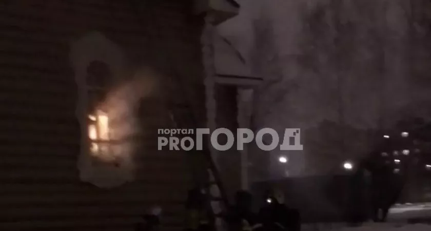Фото к статье: В Чебоксарах горит церковь Пантелеимона Целителя
