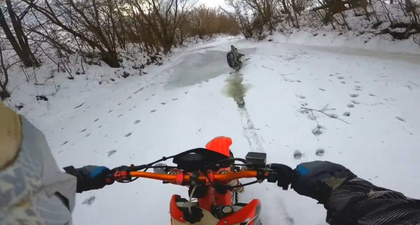 Два мотогонщика провалились под лед и переломали себе кости