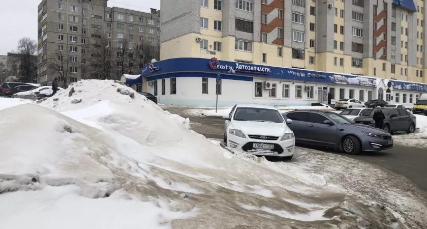 Фото к статье: Коммунальщики винят друг друга в снежных завалах в Чебоксарах